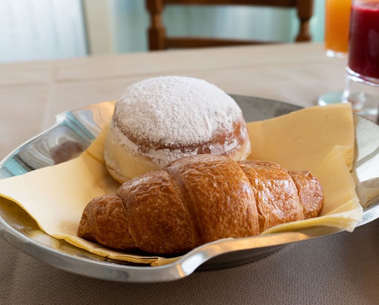 royal misano colazione cornetto bombolone